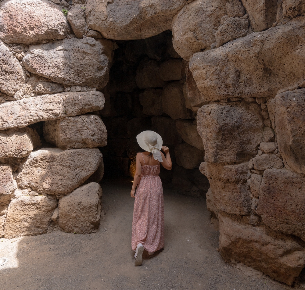 Visitatrice al Nuraghe di Santu Antine